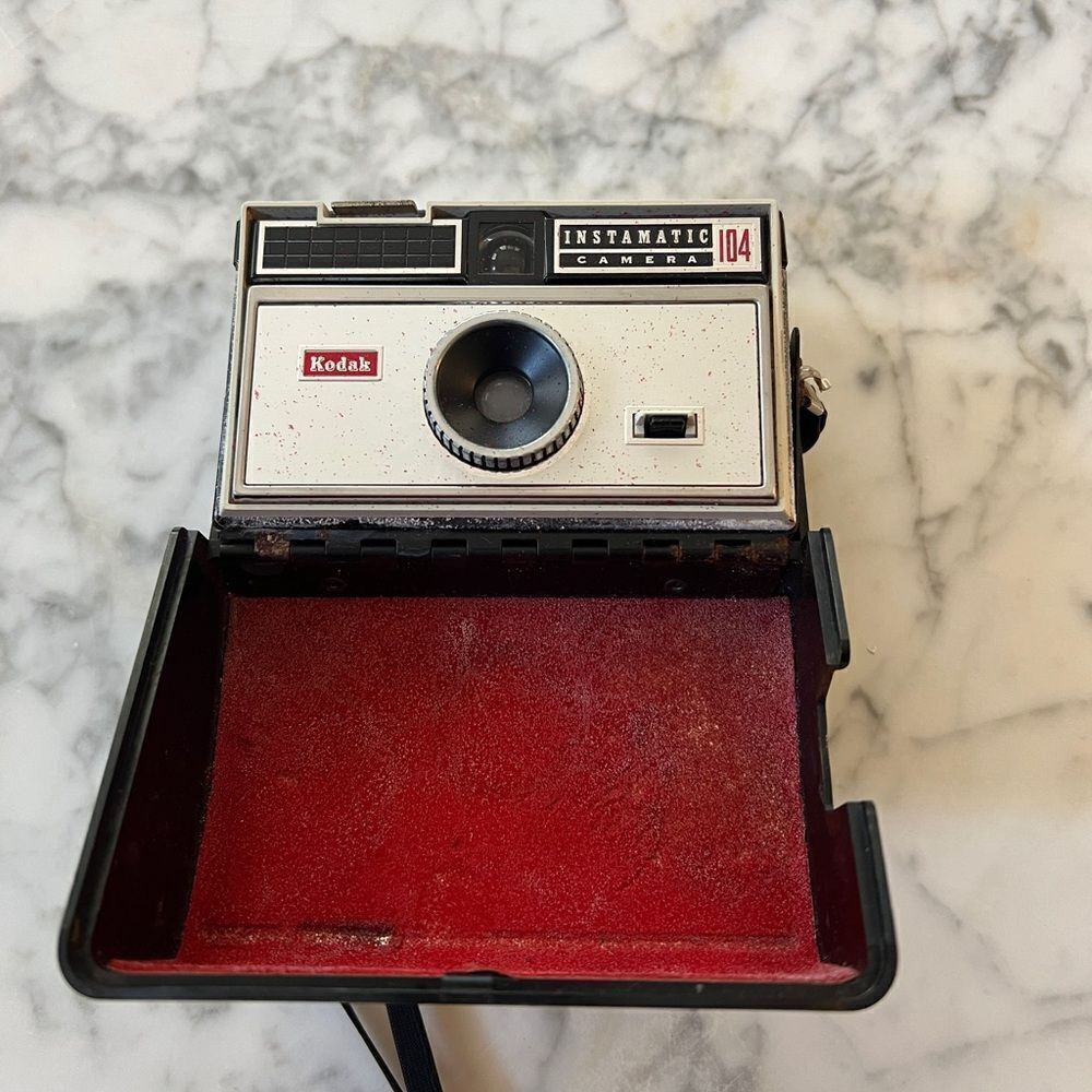 Kodak Instamatic 104 Camera w/hard case